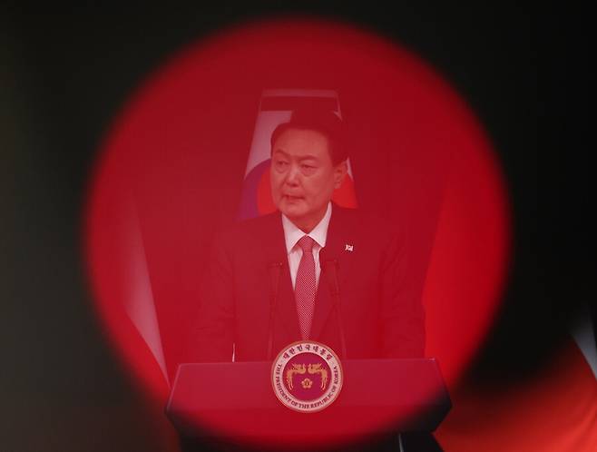 윤석열 대통령이 10월24일 서울 용산 대통령실 브리핑룸에서 열린 공동언론발표에 참석해 영상카메라의 붉은 표시 뒤로 발언을 하고 있다. 대통령실사진기자단
