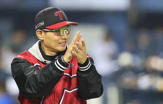<yonhap photo-6020="">(서울=연합뉴스) 한종찬 기자 = 11일 오후 서울 서울 잠실구장에서 열린 2024 프로야구 신한 SOL뱅크 KBO 포스트시즌 준플레이오프 5차전 LG 트윈스와 kt wiz의 경기. 승리를 거둔 LG 트윈스의 염경엽 감독이 선수들을 향해 박수치고 있다. </yonhap>