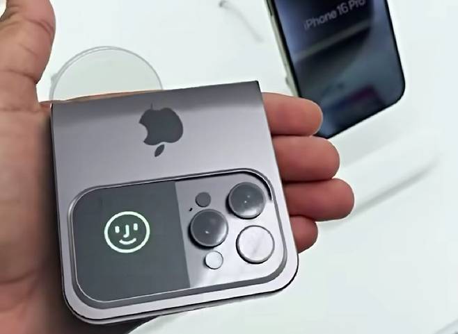 클림셸 형태의 '폴더블 아이폰' 예상 이미지. 사진=emkwan 인스타그램 갈무리