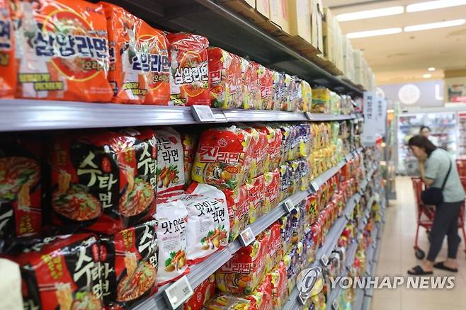 삼양 라면 가격 인하 (서울=연합뉴스) 강민지 기자 = 라면 업계의 제품 가격 인하 움직임이 식품업계 전반으로 확산하고 있는 28일 서울의 한 대형마트에 라면이 진열되어 있다. 삼양식품은 12개 대표 제품의 가격을 평균 4.7% 내리기로 했다. 2023.6.28 mjkang@yna.co.kr