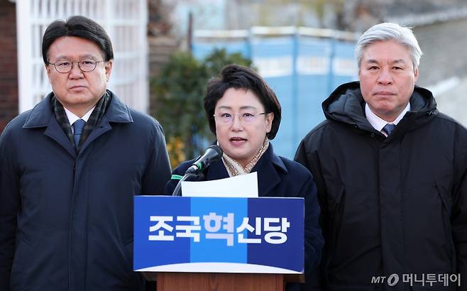 (서울=뉴스1) 김성진 기자 = 김선민 조국혁신당 당대표 권한대행이 18일 오전 서울 용산구 한남동 대통령 관저 인근에서 열린 '3년은너무길다특별위원회(탄추위)' 기자회견에서 발언하고 있다. 2024.12.18/뉴스1 Copyright (C) 뉴스1. All rights reserved. 무단 전재 및 재배포, AI학습 이용 금지. /사진=(서울=뉴스1) 김성진 기자