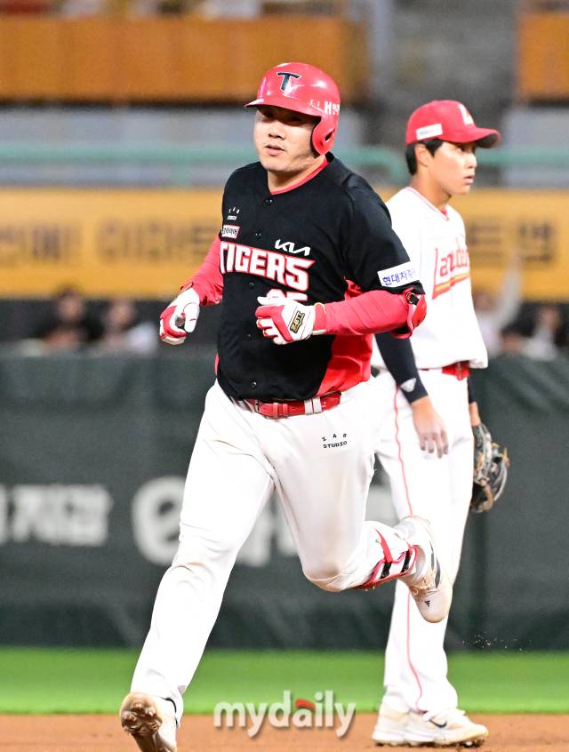 2024년 4월 18일 인천SSG랜더스필드에서 진행된 '2024 신한 SOL 뱅크 KBO 리그' 기아-SSG의 경기. KIA 이우성이 6회초 2사 2,3루에서 3점 홈런을 때린 뒤 그라운드를 돌고 있다./마이데일리