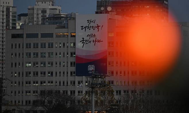 지난 6일 서울 용산구 대통령실 인근에 빨간불이 켜져 있는 모습. 임세준 기자