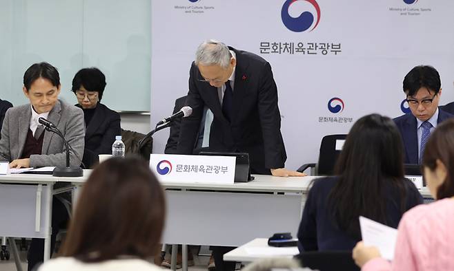 유인촌 문화체육관광부 장관이 18일 서울 종로구 국립현대미술관 서울관에서 열린 정례브리핑에 앞서 12·3 계엄 사태와 이후 혼란 상황에 대해 국민에게 사과하고 있다. 문화체육관광부 제공