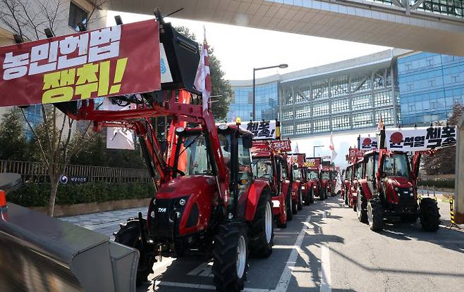 19일 트랙터와 트럭 수십 대를 몰고 상경 행진 중인 전국농민회총연맹 전봉준 투쟁단 소속 농민들(사진=연합뉴스)