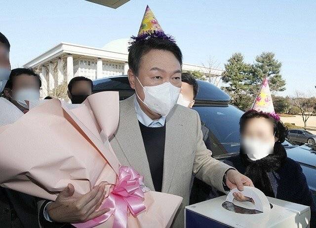 대선 후보였던 2021년 12월 18일 국회 앞에서 지지자들로부터 생일 축하를 받는 윤석열 대통령. 뉴시스