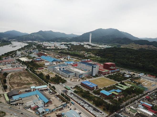 충북 충주시에 위치한 코스모신소재㈜ 본사 전경. 코스모신소재㈜ 제공