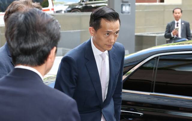 ㈜한화는 자산총계 2조원 이상 상장사 가운데 명시적인 최고경영자 승계 정책을 수립·운영하지 않는 기업 중 한 곳이다. 사진은 지난 5월 김동관 한화그룹 부회장이 서울 시내 한 호텔에 들어서는 모습. 연합뉴스