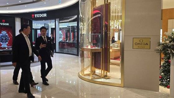 신동빈 롯데그룹 회장이 지난 12일 '롯데 하이 주얼리 페어'가 열리는 롯데 에비뉴엘 잠실점 2층을 둘러보고 있다. 이수정 기자