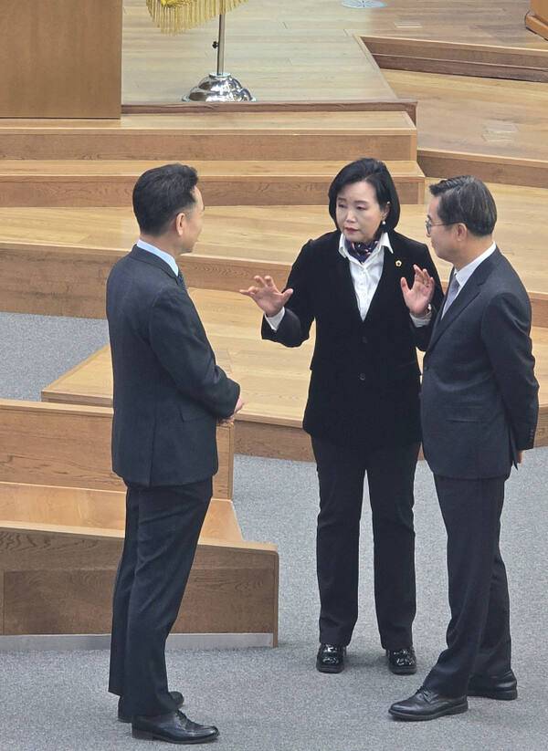 정윤경 경기도의회 부의장(가운데)이 19일 제379회 정례회 제7차 본회의에 앞서 김동연 경기도지사(오른쪽), 고영인 경제부지사와 대화하고 있다. 김경희기자