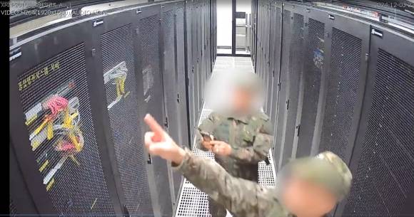 국회 행정안전위원회는 지난 3일 계엄령 선포 당시 선거관리위원회에 투입된 계엄군이 선관위 시스템 서버를 촬영하는 장면이 담긴 CCTV를 6일 공개했다. 2024.12.6 행정안전위원회 제공