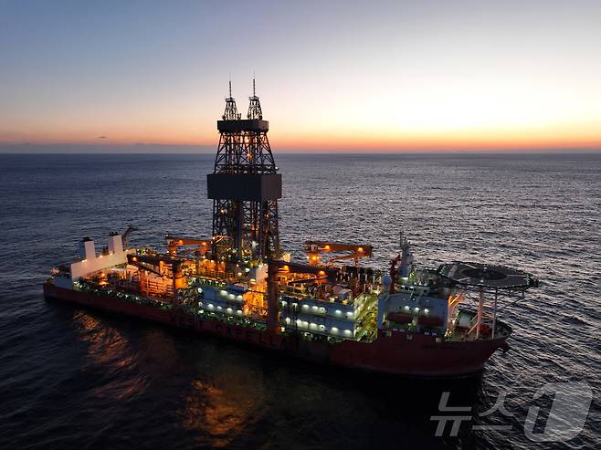 시추 지점에 정박해 정확한 시추위치를 조정하고 있는 웨스트카펠라호의 모습. (사진제공=한국석유공사)