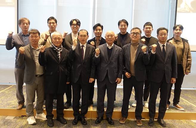 한돈 심포지엄에 참석한 주요 내빈과 발표자들이 화이팅을 외치며 기념촬영을 하고 있다.