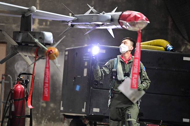 공군 KF-16 조종사가 지난 14일 야간 임무에 나서기 전 기체 외부를 점검하고 있다. 세계일보 자료사진