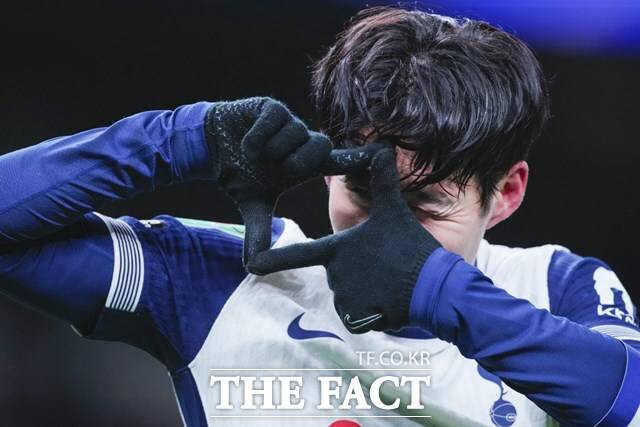 토트넘의 '캡틴' 손흥민이 20일 맨체스터 유나이티드와 2024~2025 EFL컵 8강전에서 코너킥을 결승골로 장식하는 '묘기'를 펼쳐보인 뒤 '찰칵 세리머니'를 하고 있다./런던=AP.뉴시스