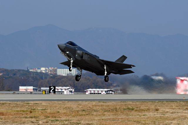 훈련을 위해 이륙하고 있는 F-35A 전투기. 연합뉴스