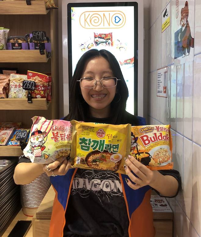 인기 라면 3가지 (모스크바=연합뉴스) 최인영 특파원 = 러시아 모스크바의 한국 한강라면 체험 가게 점원 스베틀라나 씨가 매장에서 인기 있는 라면 3개를 꼽았다. 2024.12.21 abbie@yna.co.kr (끝)