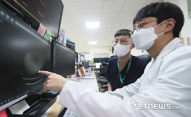 경기도 성남시 국군수도병원 응급실에 서 의료진들이 진료준비를 하고 있다. 사진공동취재단