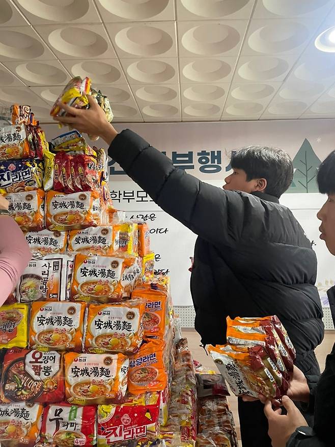 지난 20일 제주중앙중학교 학생들이 '라면 크리스마스트리'를 만드는 모습.