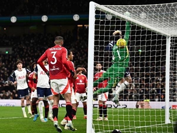 지난 20일(한국시간) 카라바오컵 8강 토트넘과 맨체스터 유나이티드의 경기에서 손흥민의 코너킥이 골문 안으로 휘어들어 가는 모습. 로이터 연합뉴스