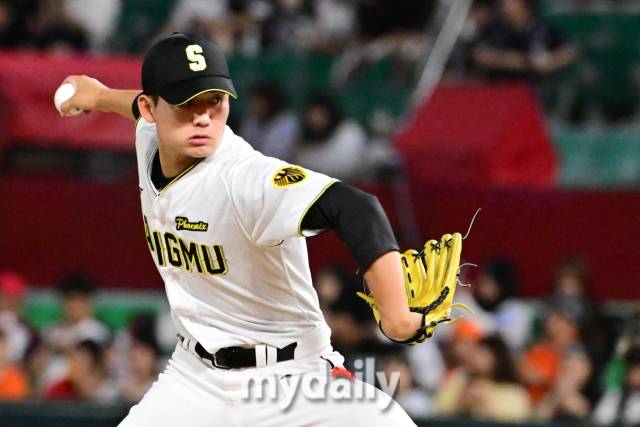 2024년 7월 5일 인천SSG랜더스필드에서 진행된 '2024 신한 SOL Bank KBO리그 퓨처스 올스타전' 남부 올스타 이강준이 9회초 역투를 펼치고 있다./마이데일리