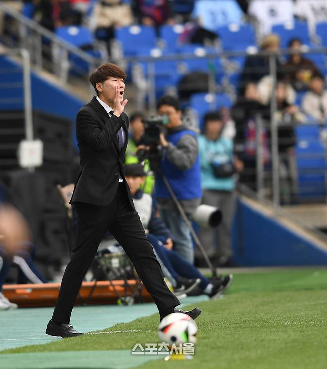 수원FC 김은중 감독이 23일 울산 문수축구경기장에서 열린 K리그1 울산HD와 경기에서 작전지시를 하고 있다. 2024. 11. 23. 울산 | 최승섭기자 thunder@sportsseoul.com