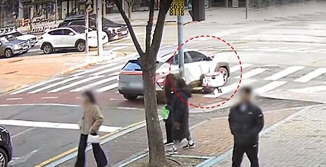 자율주행 로봇, 송도서 SUV와 충돌 - 지난 3일 오전 8시 40분쯤 인천 연수구 송도동의 한 사거리에서 정차 후 우회전하던 소형 SUV가 빨간 신호등에 횡단보도를 건너던 배송용 자율주행 로봇과 충돌한 모습. /유튜브 채널 ‘한문철TV’ 제보영상