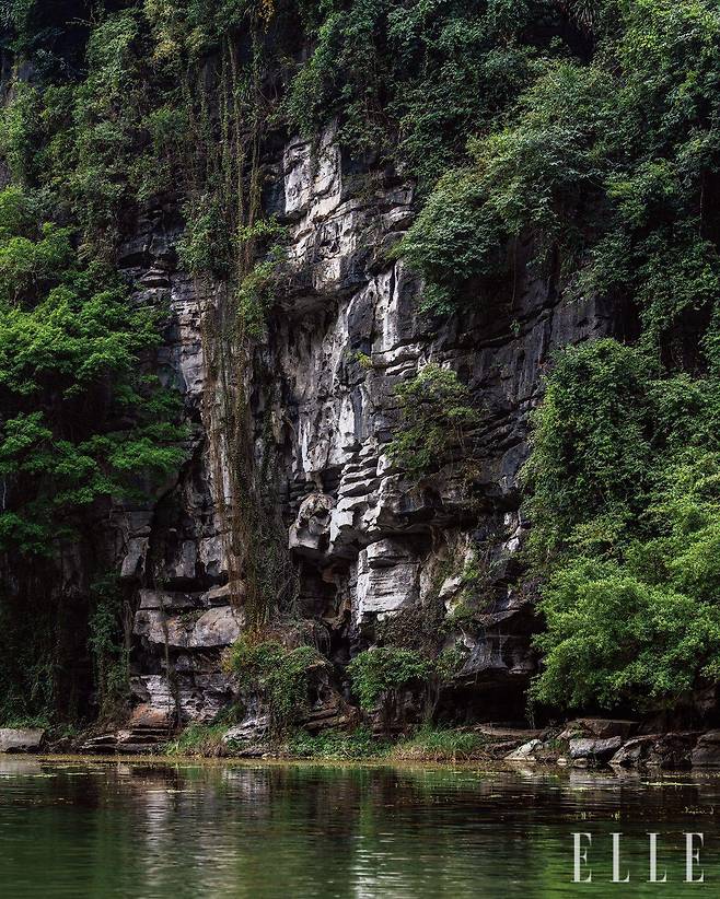 유네스코 세계문화유산에 등재된 짱안 자연지구를 나룻배로 순회하는 코스는 1시간 30분부터 시작한다.