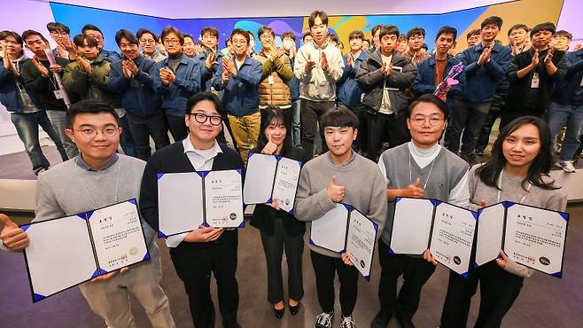 지난 19일 경기 용인의 현대모비스 기술연구소에서 열린 '2024 엠필즈 페스타'에서 수상한 직원들이 기념사진을 촬영하고 있다 현대모비스 제공