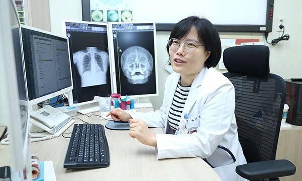 고대구로병원 호흡기·알레르기내과 허규영 교수는 “천식은 치료해도 효과가 없는 난치병이 아니라 원인을 찾고 치료를 받으면 일상생활에 지장이 없는 조절 가능한 질환”이라며 “최근 중증천식을 치료하기 위한 다양한 생물학적 제재가 개발된 만큼 전문의와 상의해 환자들이 행복한 일상을 유지하기 바란다”고 말했다. 고대구로병원 제공