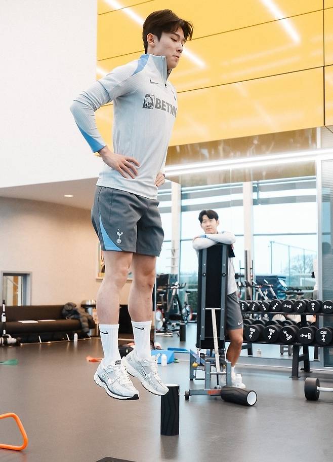 토트넘 양민혁이 훈련하는 모습을 손흥민이 지켜보고 있다