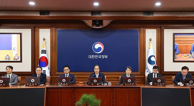한덕수 대통령 권한대행 국무총리가 24일 오전 서울 종로구 정부서울청사에서 국무회의를 주재하고 있다. /뉴스1