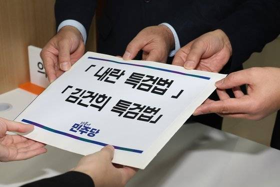 김용민 더불어민주당 원내정책수석부대표(오른쪽)와 김승원 국회 법제사법위원회 야당 간사가 9일 오전 국회 의안과에 '김건희 여사 특검법안'과 '내란 특검법안'을 제출하고 있다. 김성룡 기자. 2024.12.09.