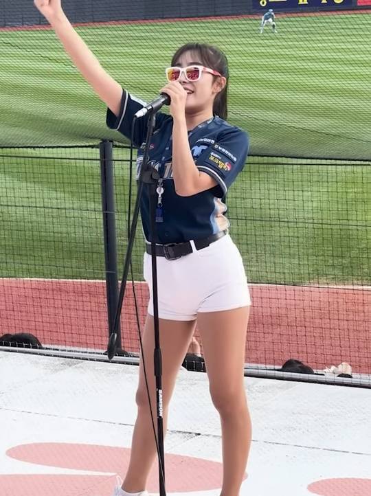 응원단장 역할을 맡았던 김수현 치어리더. ⓒ유튜브 채널 '갓쑤'