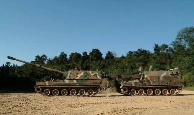 K9 자주포에 탄약을 공급하기 위해 후미에 위치한 K10 탄약운반장갑차. / 육군본부 제공