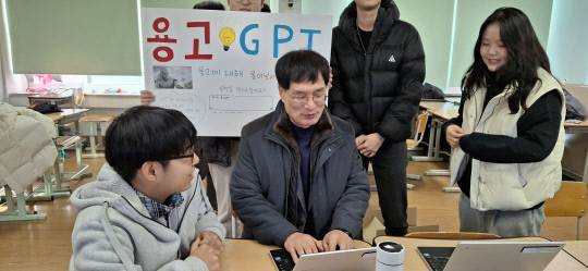 계룡 용남고등학교는 지난 24일 전교생이 참여한 '2024 진로융합축제'를 성황리에 개최했다. 사진은 이태훈(왼쪽 두번째) 교장이 학생들과 축제를 즐기고 있다. 용남고등학교 제공
