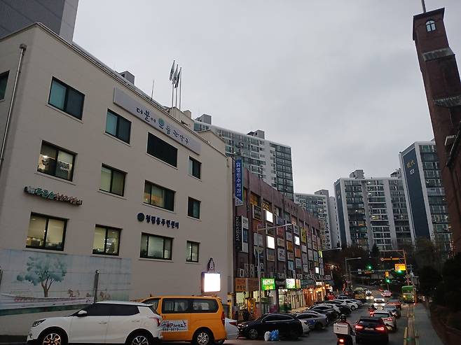 서울 관악구 현대아파트 단지로 들어서는 관악로40길의 모습. 사진 내 오른쪽에 있는 봉촌14구역에 최고 27층 아파트가 들어서기 위한 재개발 사업이 진행 중이다. 현대아파트 측 주민들은 현재 관악로40길 인근 북측 부지 현 설계대로 아파트가 지어지면 교통량이 폭증할 것이라고 주장한다. 김희량 기자