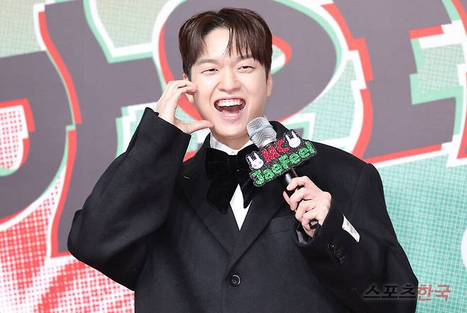 '2024 SBS 가요대전' 레드카펫 행사에 MC를 맡은 유재필. 24.12.25. ⓒ이혜영 기자 lhy@hankooki.com