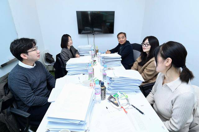 19일 서울 중구 한국일보사에서 2025 한국일보 신춘문예 소설 부문 심사위원이 작품을 살피고 있다. 문지혁(왼쪽부터 시계방향) 소설가, 박혜진 문학평론가, 우찬제 문학평론가, 김금희 소설가, 조해진 소설가. 류기찬 인턴기자