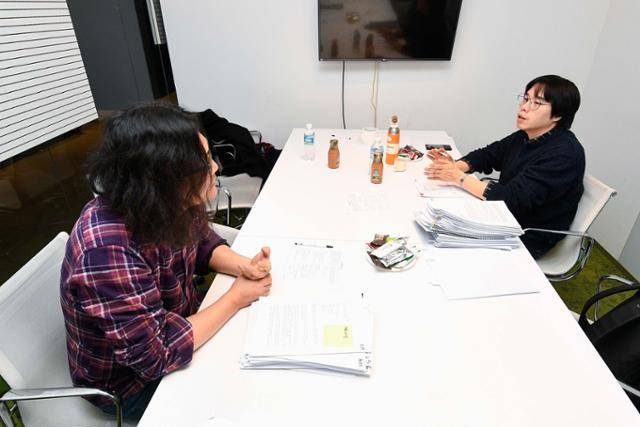 23일 서울 중구 한국일보사에서 2025 한국일보 신춘문예 희곡 부문 심사를 맡은 김재엽(왼쪽) 한국예술종합학교 연극원 교수와 정진새 연출가 겸 극작가가 대화를 나누고 있다. 류기찬 인턴기자