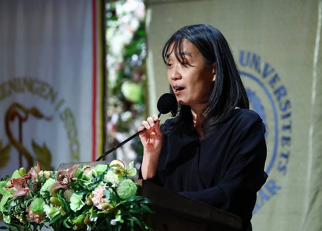 2024 노벨문학상 수상자인 한강 작가가 10일(현지시간) 스웨덴 스톡홀름 시청사에서 열린 연회에서 수상 소감을 밝히고 있다. /연합뉴스