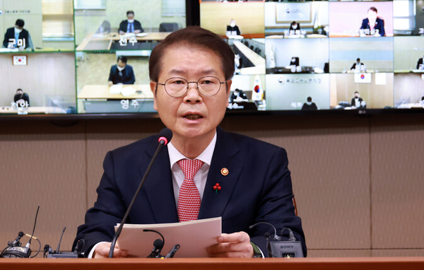 이정식 전 고용노동부 장관이 2022년 12월30일 영상으로 전국 기관장 회의를 열고 30인 미만 사업장에 대한 ‘주 52시간제’ 계도기간을 1년 부여한다는 방침을 발표하고 있다. 노동부 제공