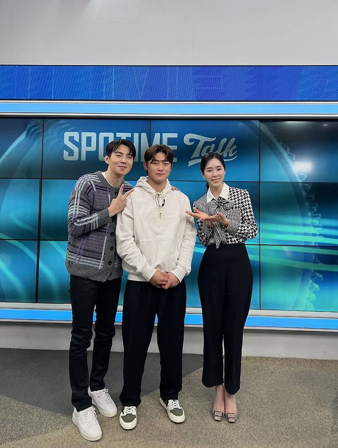 ▲ 26일 SPOTV NOW의 'SPOTIME TALK'에 출연한 김도영은 2024년 우승 카퍼레이드를 보며 야구 선수가 되길 잘했다는 생각이 들었다고 팬들의 사랑에 엄지손가락을 치켜세웠다. ⓒSPOTV NOW