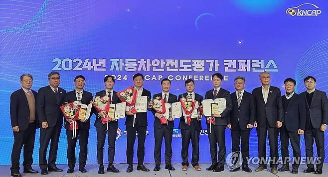 2024년 자동차안전도평가 수상자들 (서울=연합뉴스) 임성호 기자 = 26일 서울 용산구 나인트리 프리미어 로카우스 호텔에서 열린 '2024년 자동차안전도평가 콘퍼런스'에서 메르세데스·벤츠 코리아(최우수상), 현대자동차, 기아(우수상) 등 수상자들이 기념 촬영하고 있다. 2024.12.26 sh@yna.co.kr