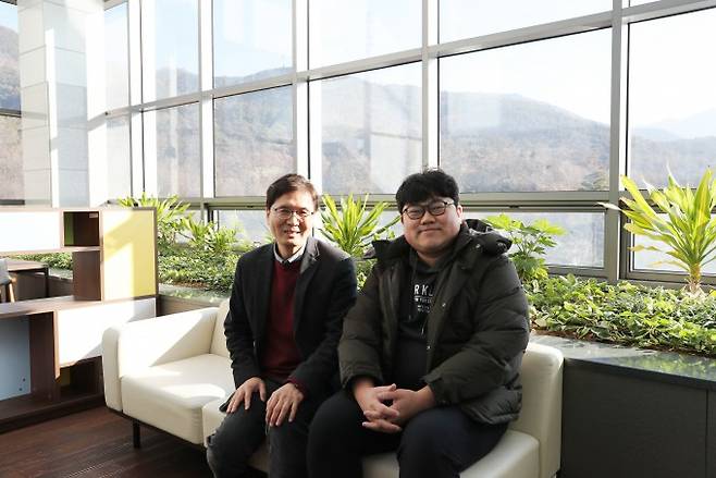 12분 만에 완전 충전이 가능한 차세대 리튬-황 전지를 개발한 유종성 DGIST 에너지공학과 교수(왼쪽), 유정훈 석박사통합과정생. DGIST 제공