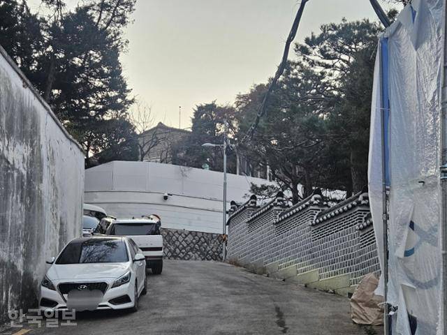 27일 서울 종로구 삼청동 대통령 안전가옥 모습. 경찰은 계엄 전후 윤석열 대통령과 경찰, 군 관계자들의 회동 여부를 확인하기 위해 폐쇄회로(CC)TV 압수수색에 나섰지만 실패했다. 최현빈 기자