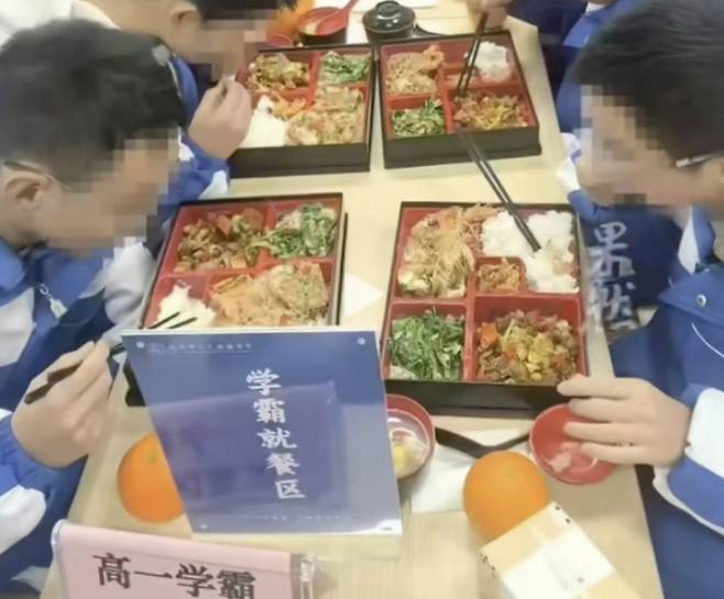 중국의 한 중학교가 성적이 우수한 학생에게 더 나은 점심 메뉴를 제공한 모습/사진=SCMP 갈무리
