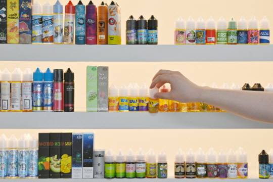 서울 시내 한 액상 전자담배 판매점에서 직원이 진열된 제품을 꺼내고 있다. 백동현 기자