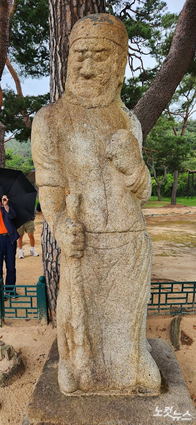 원성왕릉 앞을 지키고 있는 석 서역인상. 곱슬머리와 부리부리한 눈동자, 수염 등이 서역인의 형상이다. 이재기 기자