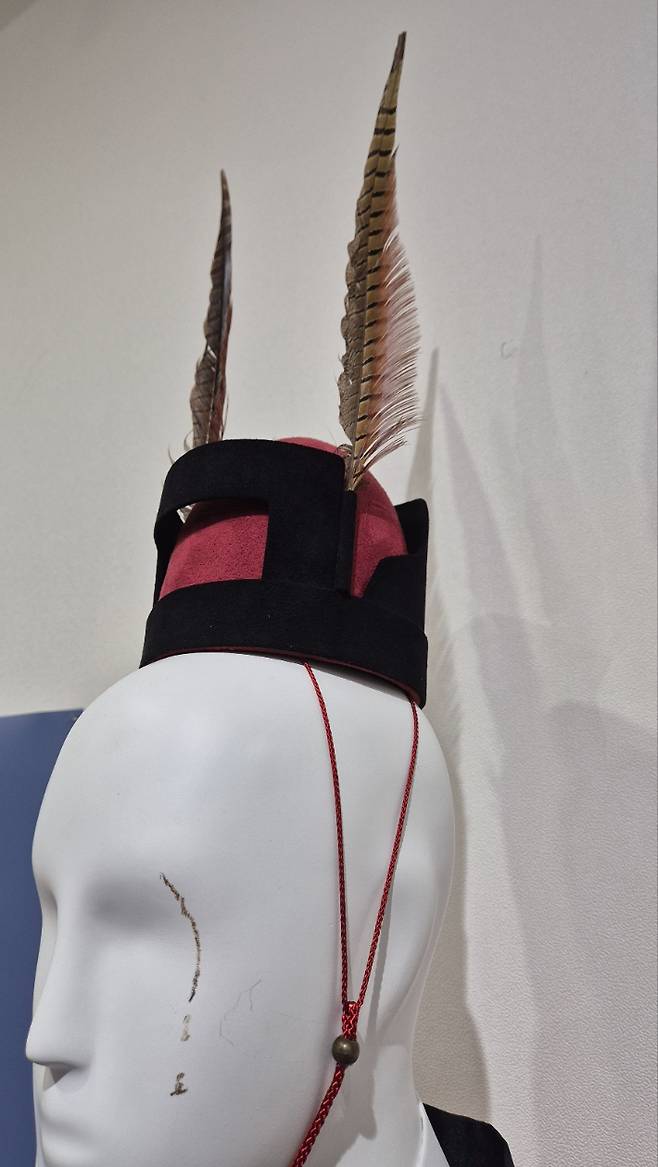 고구려인들이 착용했던 조우관 둔황의 막고굴에서 발견된 그림을 바탕으로 복원했다. 경북대박물관 제작